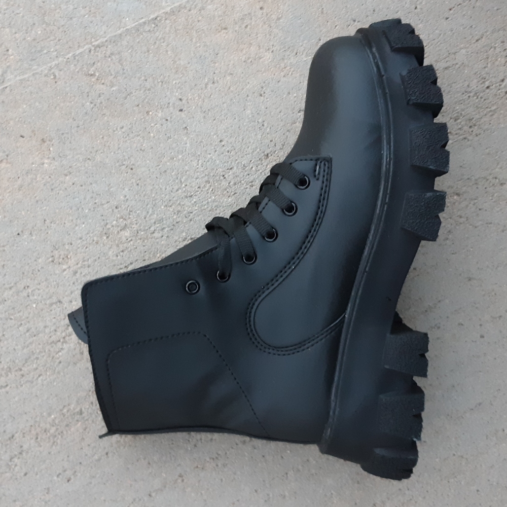 Nwt nasty gal black track sole biker boots edgy platform moto style